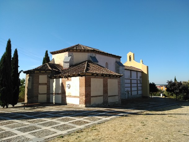 Ermita de la Virgen del Villar vista desde detrás