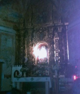 Luz sobre la figura de la Virgen del Villar