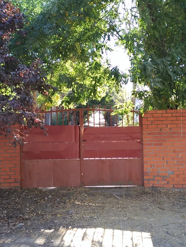 Puerta que cierra la Senda del Aguanal